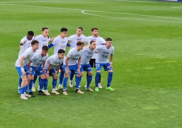 Los jugadores del Amorebieta con la camiseta de ánimo a Félix Garreta