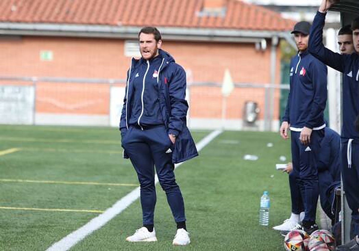 Ibai Gómez, con Fernando Amorebieta a la derecha, en el banquillo de Mallona.