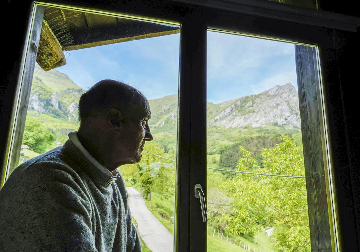 Felipe Uriarte contempla la montaña en Gaintza (Navarra) mientras recuerda la primera expedición vasca al Everest.