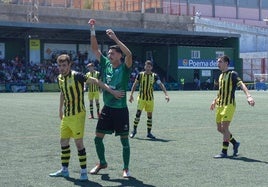 Pablo Santiago pugna con Altube en una acción del partido.