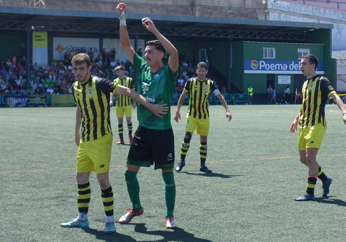 Pablo Santiago pugna con Altube en una acción del partido.