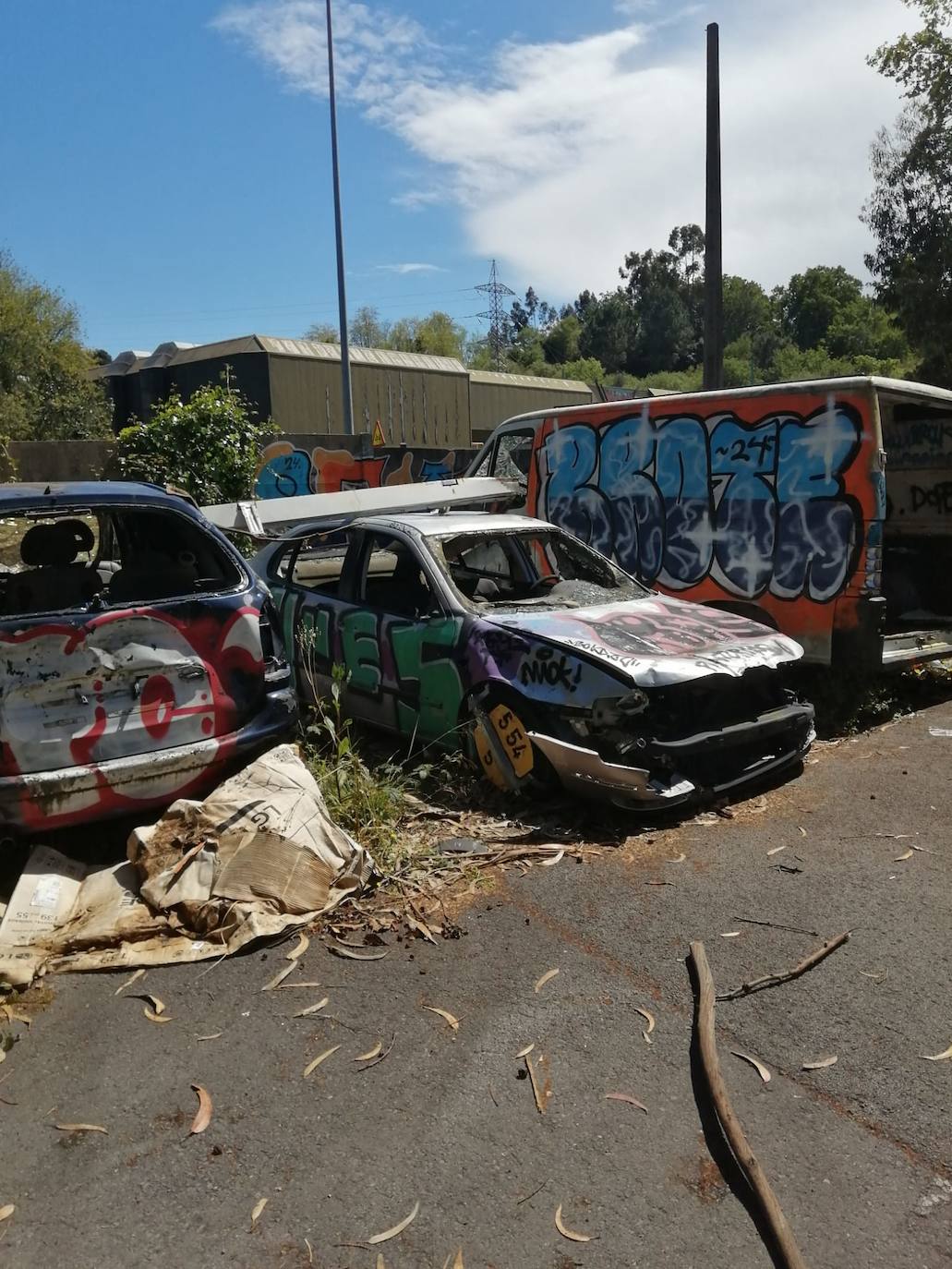 Zona próxima al río en la que los residentes denuncian la acumulación de enseres, basuras y hasta vehículos.