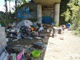 Zona próxima al río en la que los residentes denuncian la acumulación de enseres, basuras y hasta vehículos.