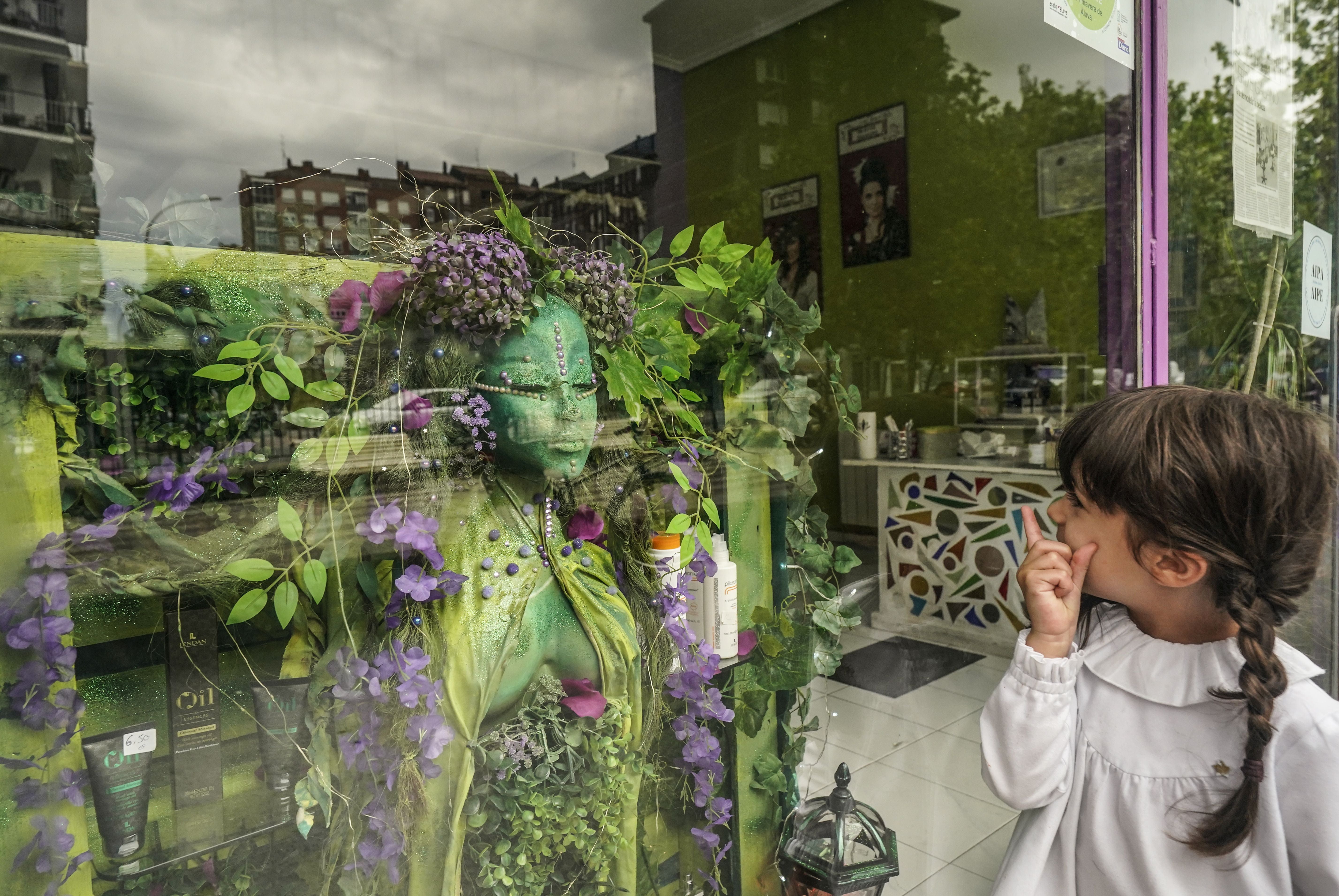Las flores crecen en los escaparates de Vitoria