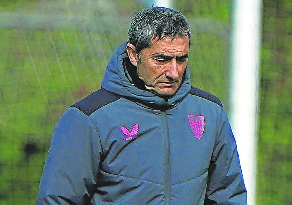 Valverde camina pensativo por las instalaciones de Lezama.