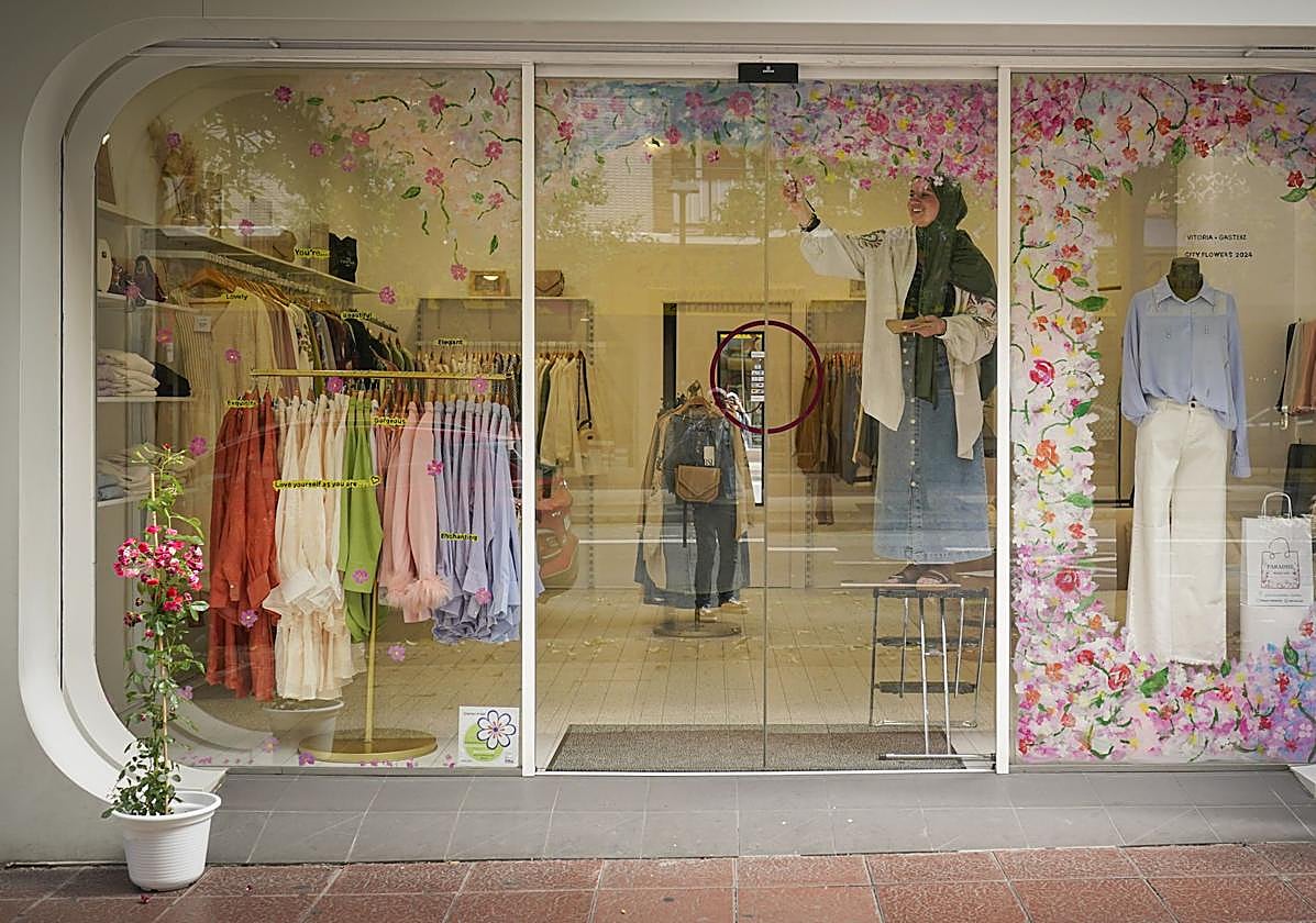 Las flores crecen en los escaparates de Vitoria
