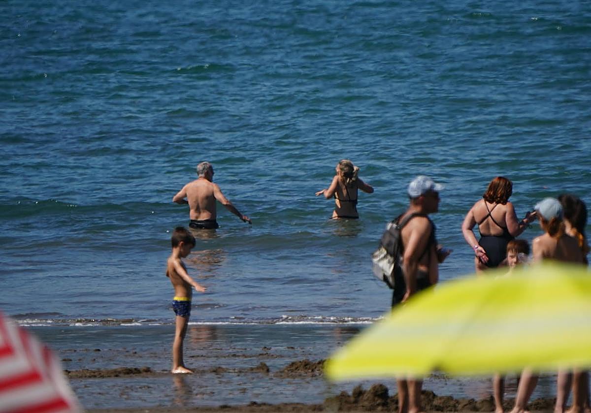 Sol, buen tiempo y calor en la playa de Erega.
