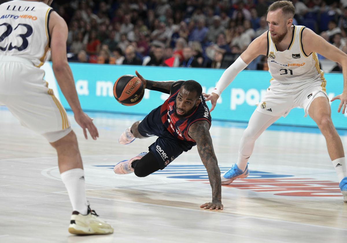 Codi Miller-McIntyre intenta controlar el balón ante los madridistas Llull y Musa.