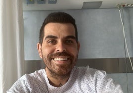 Alex García, sonriente en la habitación del Hospital de Cruces en la que se encuentra recuperándose.