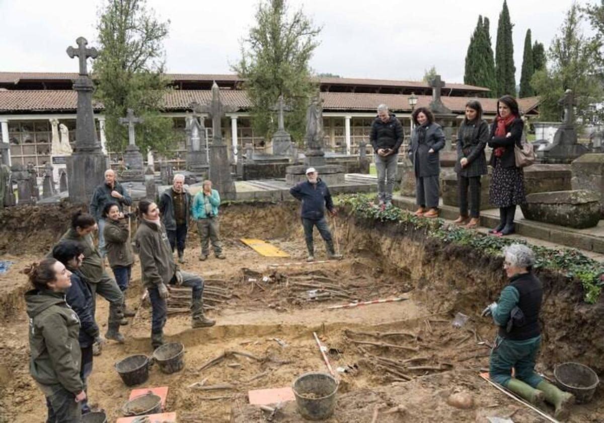 Miembros de la Sociedad Científica Aranzadi realizaron los trabajos de excavación en el cementerio de Amorebieta.