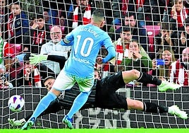 Unai Simón ataja el penalti que le lanza Iago Aspas en el minuto 72 y que pudo haber supuesto el 3-4 para los vigueses.
