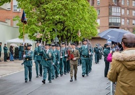 Desfile de la Guardia Civil en el barrio de Sansomendi, en Vitoria.