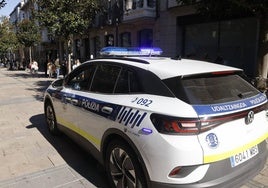 Una patrulla de la Policía Local circula por la calle Dato, en Vitoria.