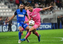 Ryan Edwards presiona a un jugador del Tenerife en el choque de Lezama de la primera vuelta.