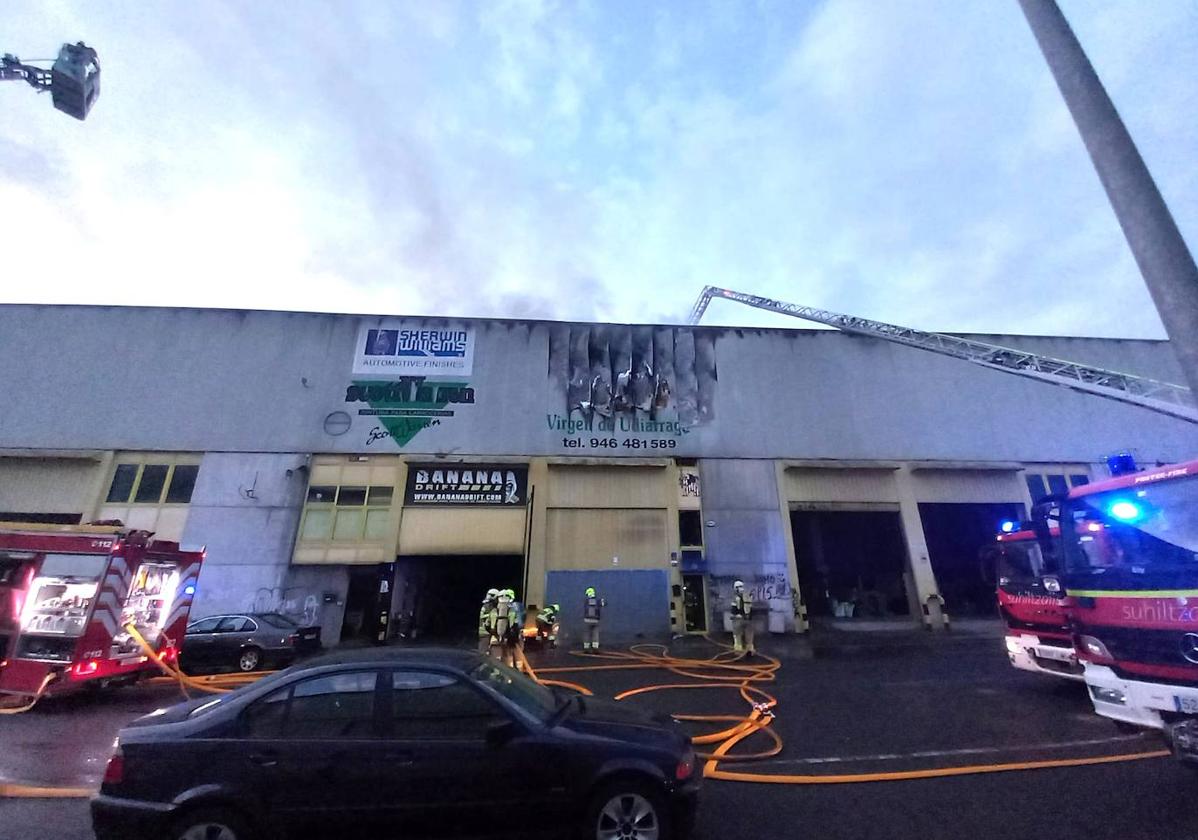 Hasta el lugar se han desplazado efectivos de bomberos de los parques de Basauri, Derio y Urioste.