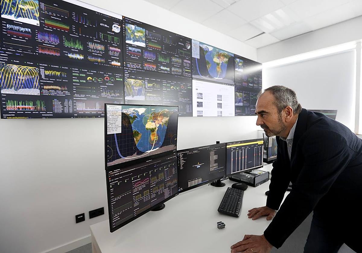 Juan Tomás Hernani en la sala de monitoreo de los satélites.