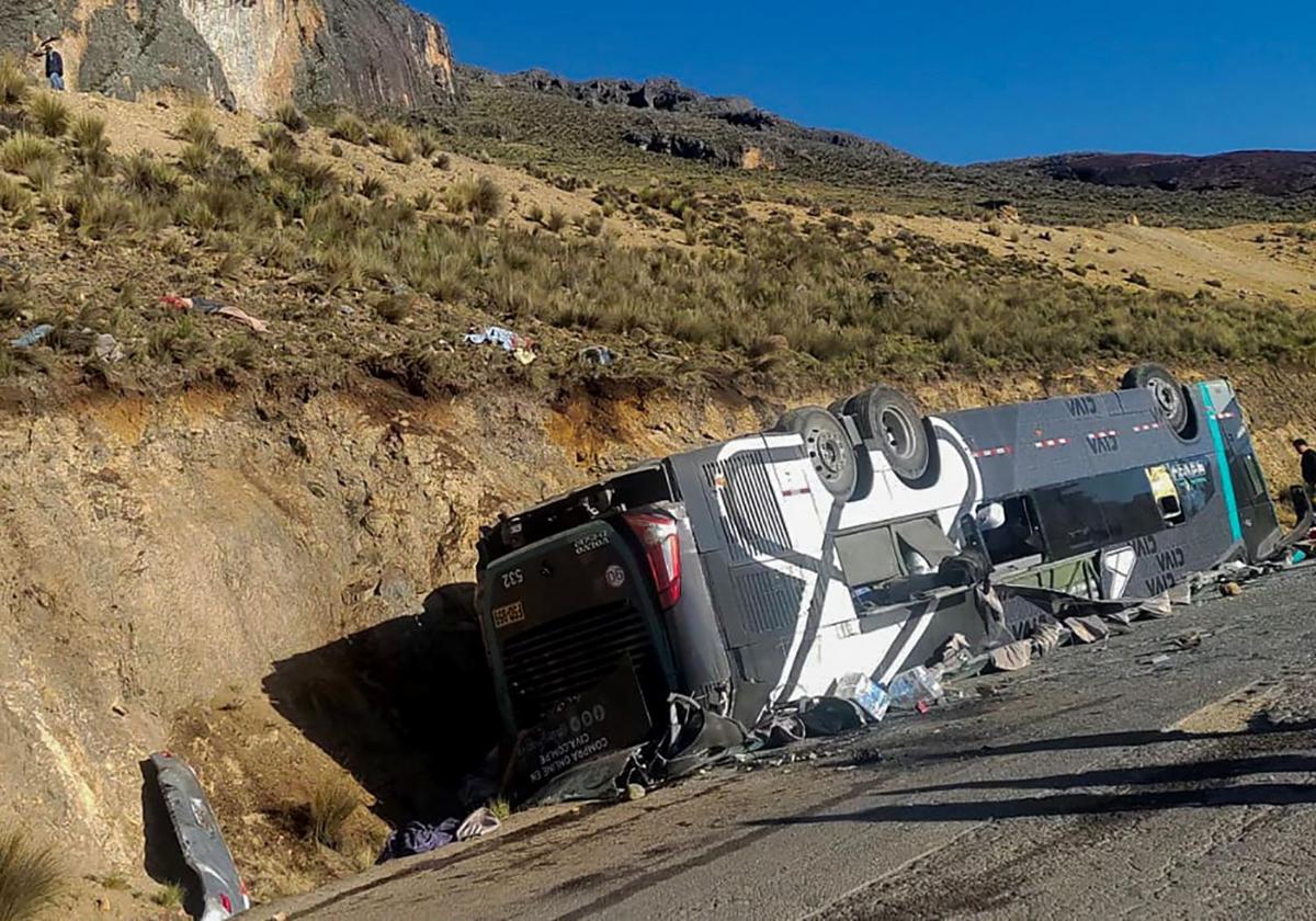 Estado en el que ha quedado el autobús accidentado en Perú.