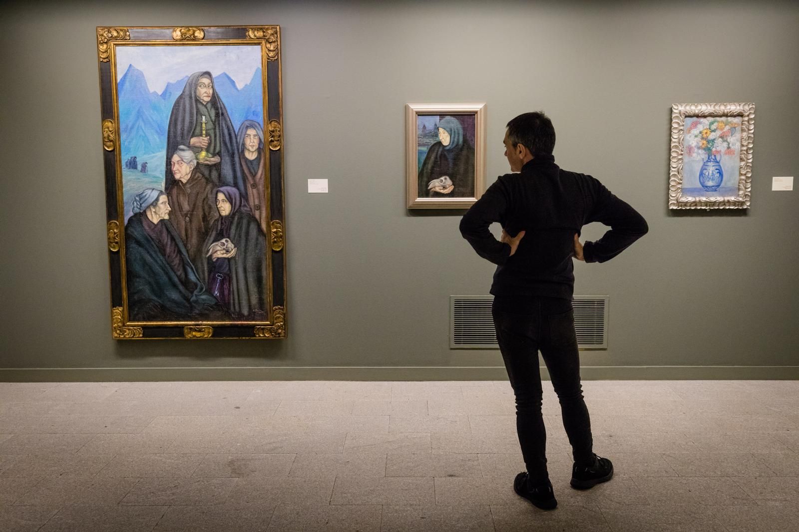 Un visitante al museo vitoriano frente a varias de las obras de Ángel Olarte que se pueden ver hasta enero.
