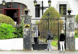 Entrada al palacio que acoge el centro de menores de Sopuerta.