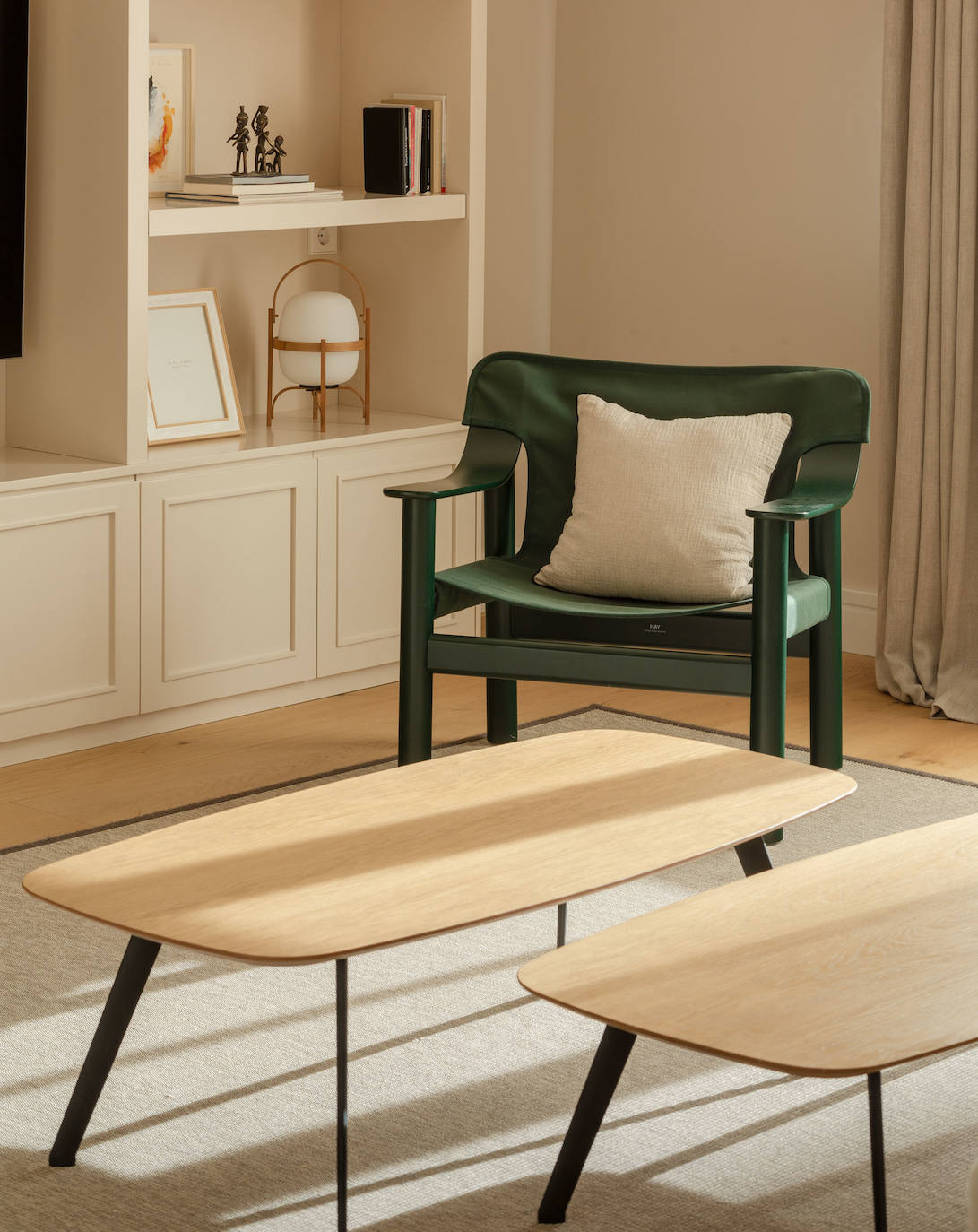 El piso de una pareja joven y sus dos hijos en Bilbao que juega con los colores y la luz del sol