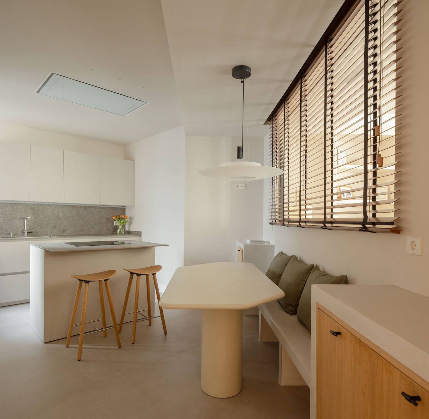 El piso de una pareja joven y sus dos hijos en Bilbao que juega con los colores y la luz del sol