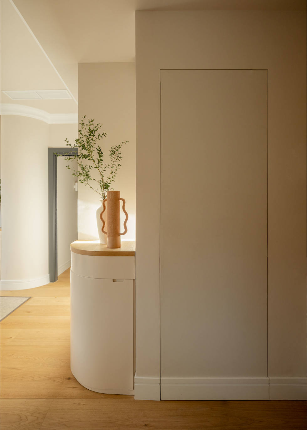 El piso de una pareja joven y sus dos hijos en Bilbao que juega con los colores y la luz del sol