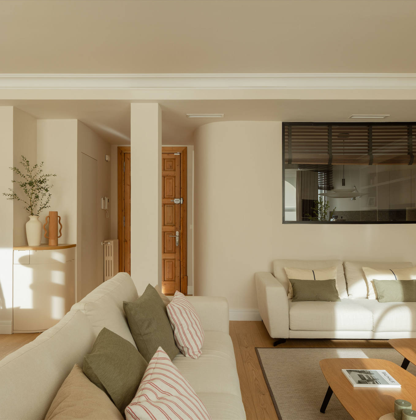 El piso de una pareja joven y sus dos hijos en Bilbao que juega con los colores y la luz del sol