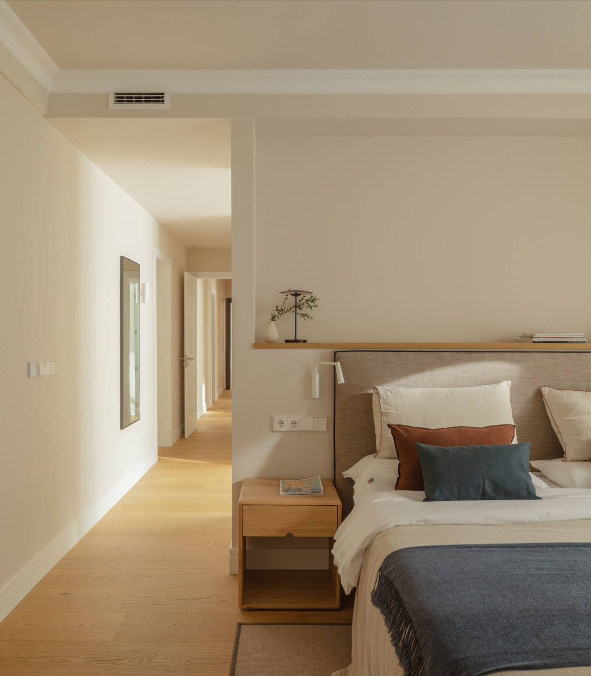 El piso de una pareja joven y sus dos hijos en Bilbao que juega con los colores y la luz del sol