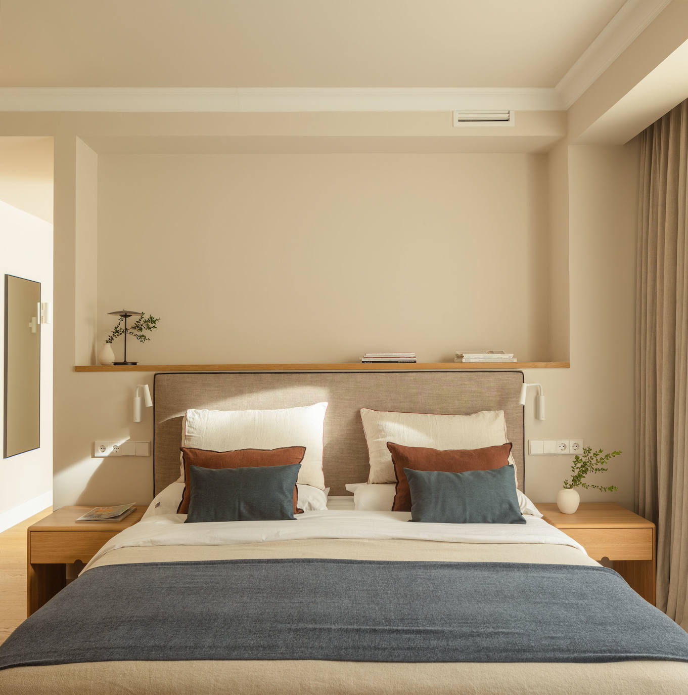 El piso de una pareja joven y sus dos hijos en Bilbao que juega con los colores y la luz del sol