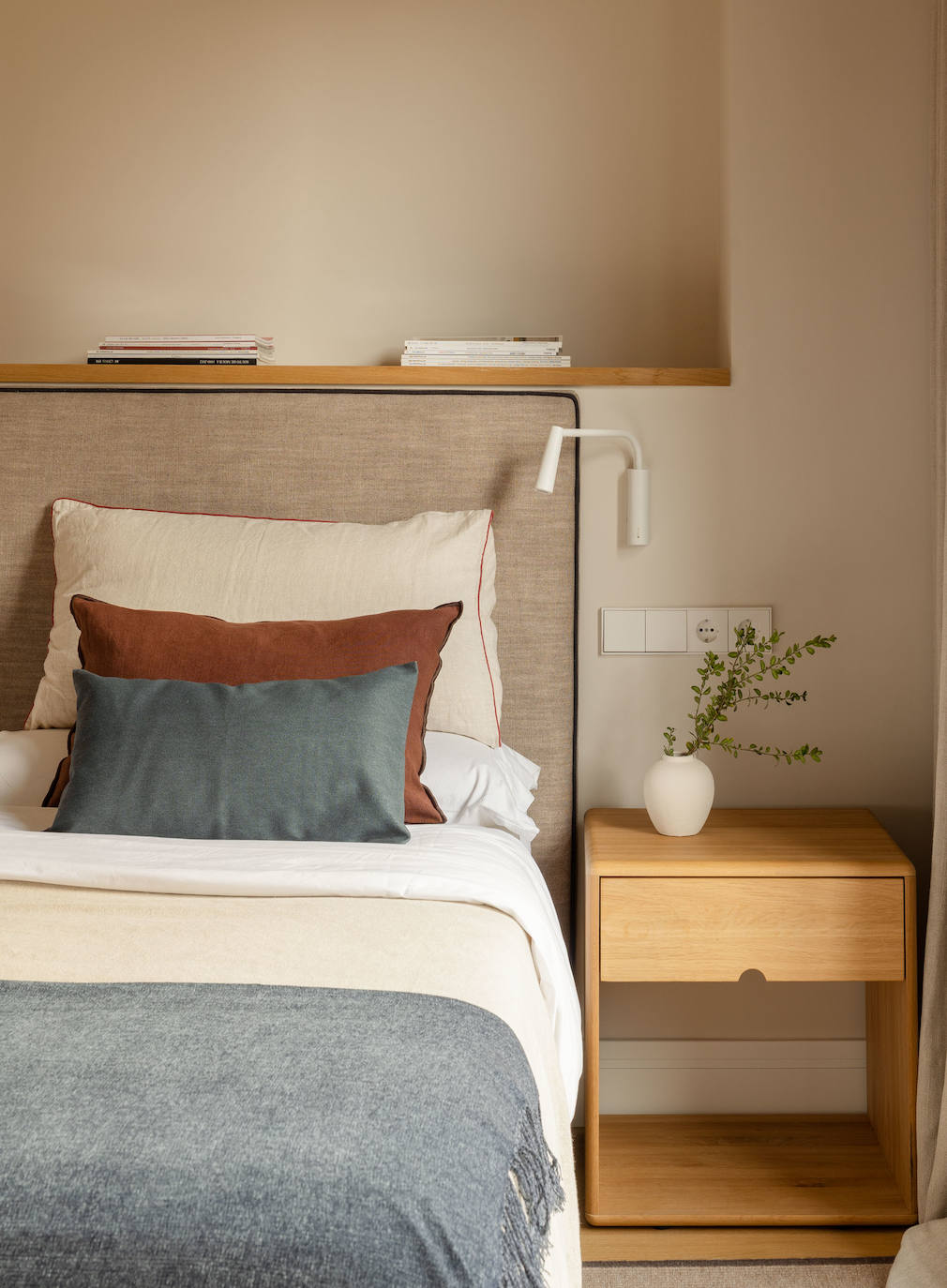 El piso de una pareja joven y sus dos hijos en Bilbao que juega con los colores y la luz del sol