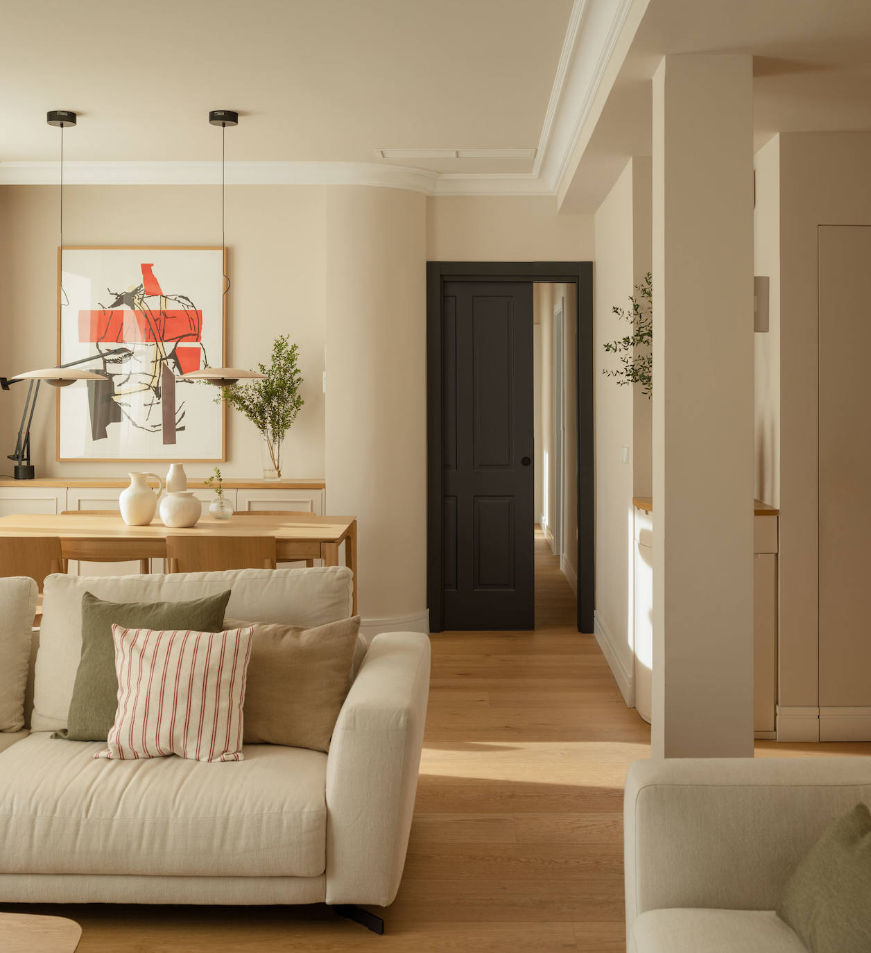 El piso de una pareja joven y sus dos hijos en Bilbao que juega con los colores y la luz del sol