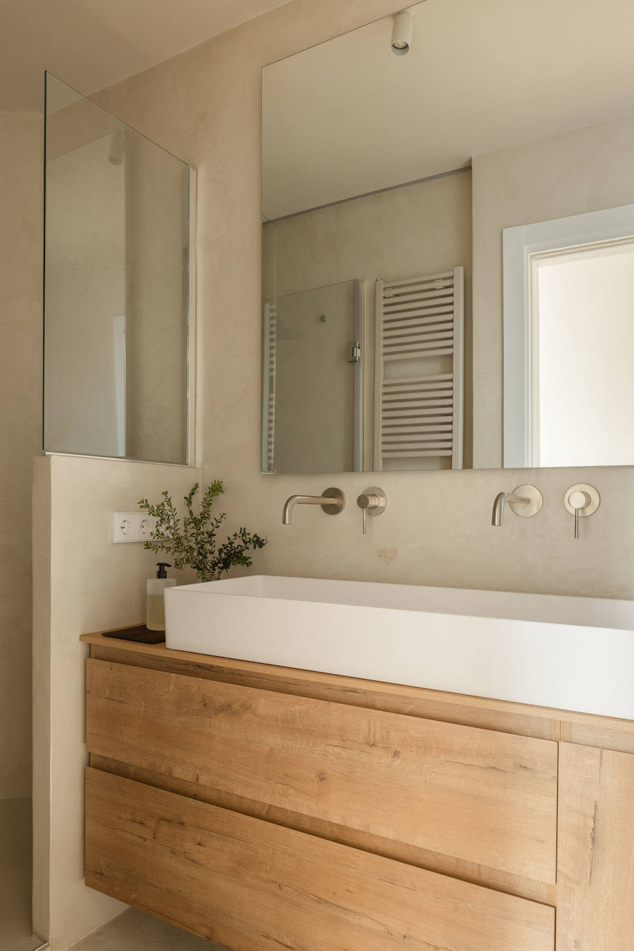 El piso de una pareja joven y sus dos hijos en Bilbao que juega con los colores y la luz del sol