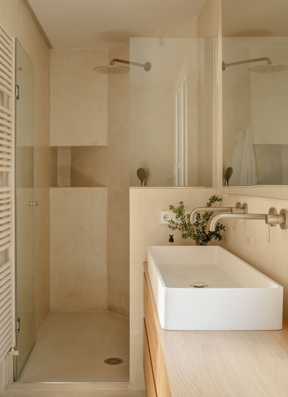 El piso de una pareja joven y sus dos hijos en Bilbao que juega con los colores y la luz del sol