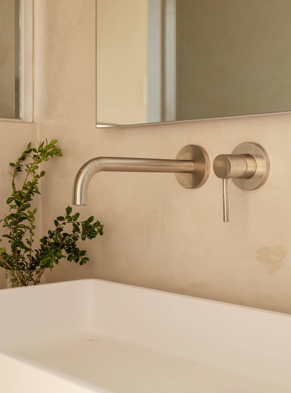 El piso de una pareja joven y sus dos hijos en Bilbao que juega con los colores y la luz del sol