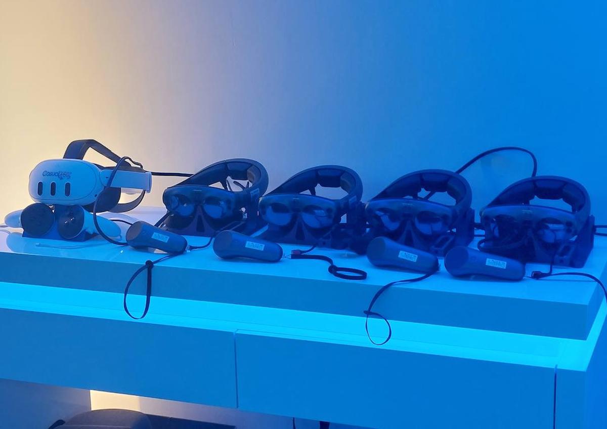 Imagen secundaria 1 - Arriba, Setién muestra a los robots de estimulación sensorial y de seguridad. A la izquierda, herramientas de realidad virtual y aumentada. A la derecha, alumnas usan gafas con las que ven como si sufrieran glaucoma o cataratas.