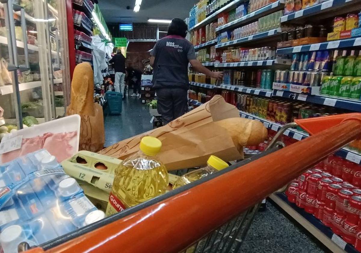 Productos de la cesta de la compra en un supermercado.