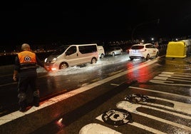 Balsas de agua en la carretera de la ría a la altura de Erandio