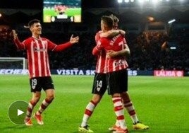 Berenguer celebra el gol con sus compañeros.