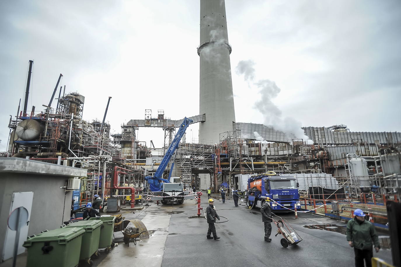 Operarios trabajando en la unidad de conversión, durante la anterior parada realizada en 2019.