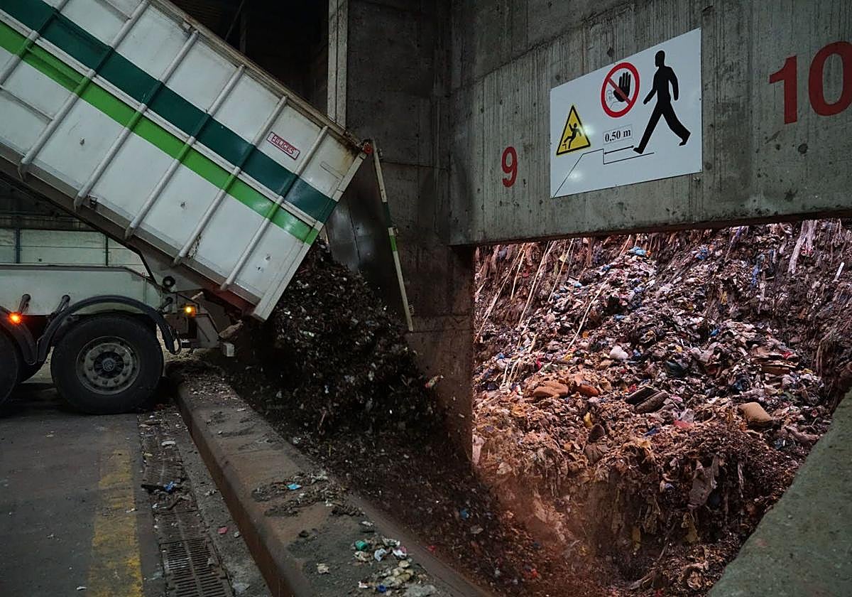 Camiones descargando residuos en el Ecoparque de Artigas