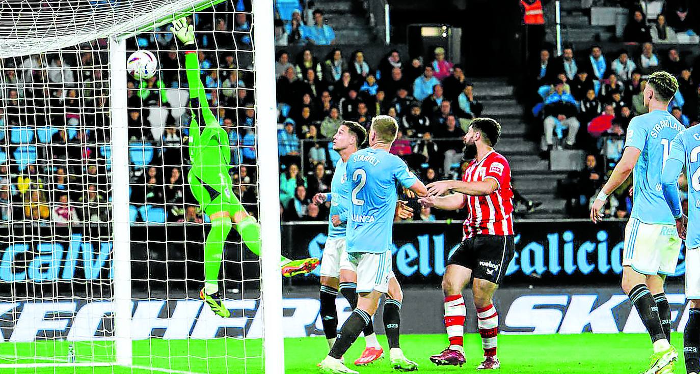 Berenguer marcó el gol olímpico para abrir el marcador, al que luego el Celta dio la vuelta con tantos de Swedberg y Hugo Álvarez.