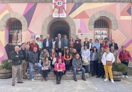 Foto de familia frente al museo de Orduña de los voluntarios y representantes municipales por su quinto aniversario.