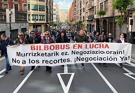 Los trabajadores de Bilbobus se han manifestado la mañana de este viernes por el centro de Bilbao.