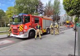 Un fuego en unas huertas provoca un fuerte despliegue de bomberos en Vitoria