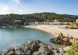 Muere un joven de 23 años ahogado mientras colocaba boyas en una playa de Girona