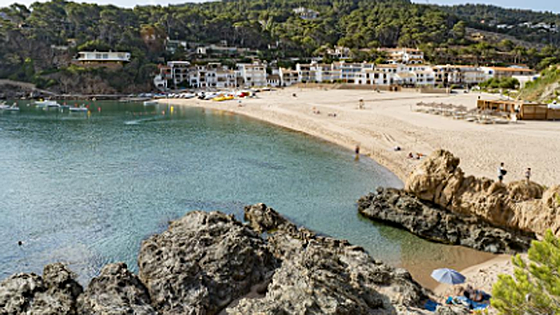 Muere un joven de 23 años ahogado mientras colocaba boyas en una playa de Girona