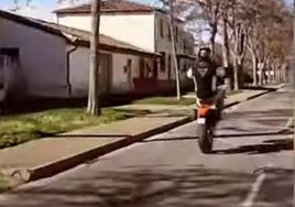 Un motorista se graba a 106 kilómetros por hora y haciendo caballitos en una zona escolar de La Rioja