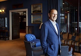 El reconocido oftalmólogo pediátrico Juan Carlos Castiella posa en uno de los salones del Real Club Marítimo del Abra.