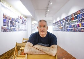 El fotógrafo Stuart MacDonald, al frente de la exposición.