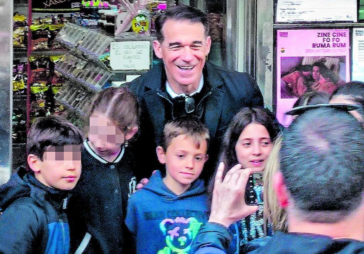 Luis García, con jóvenes aficionados en la tarde del viernes en Salburua.